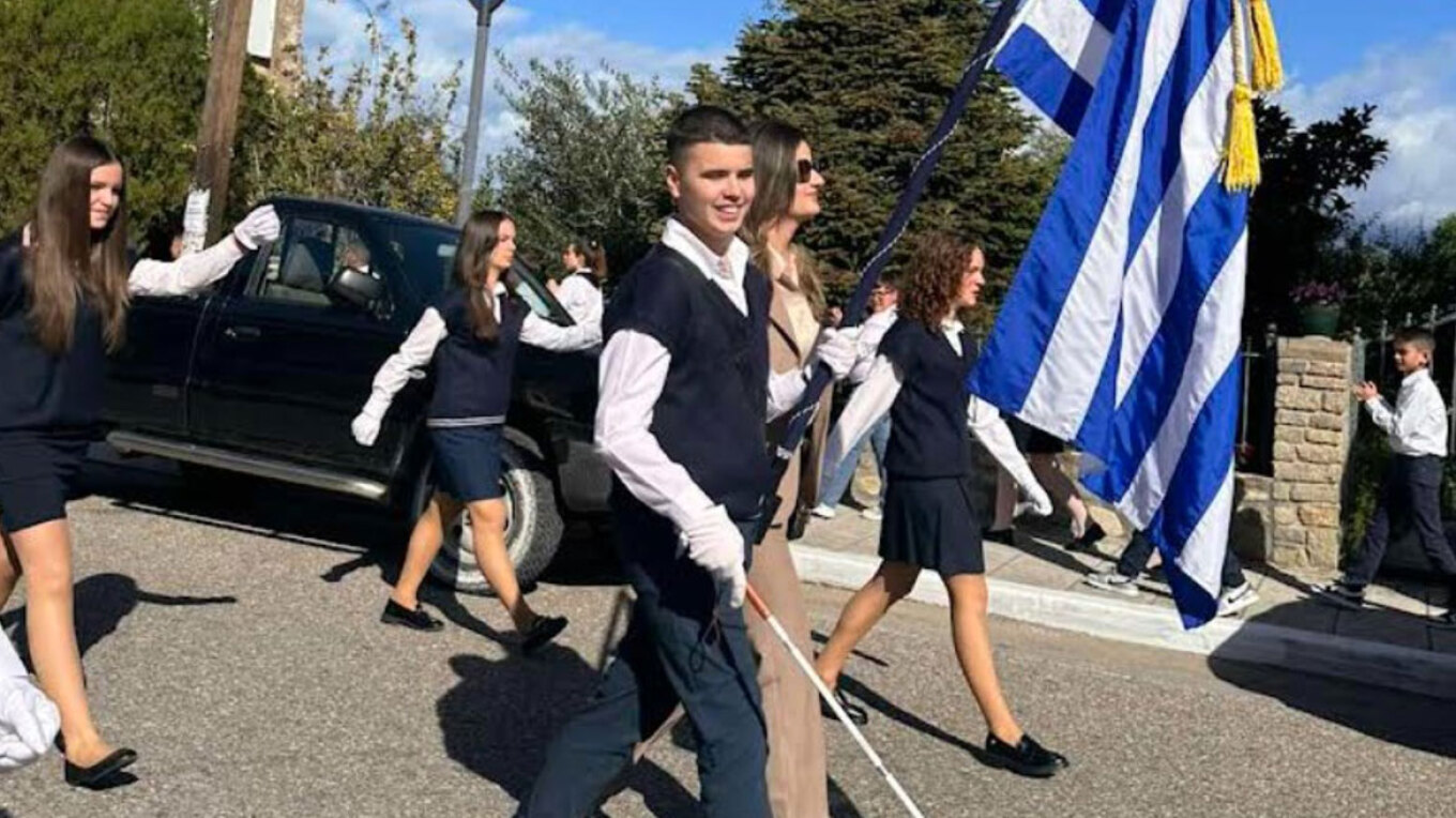 Συγκίνηση και υπερηφάνεια για τον τυφλό σημαιοφόρο στη μαθητική παρέλαση της 28ης Οκτωβρίου