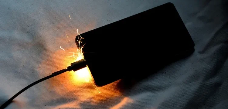 yiisonger_power_bank_fire-thumb