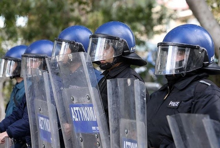 Στη Βουλή το ζήτημα των διαδηλώσεων μετά τα επεισόδια έξω από το ΥΠΕΞ