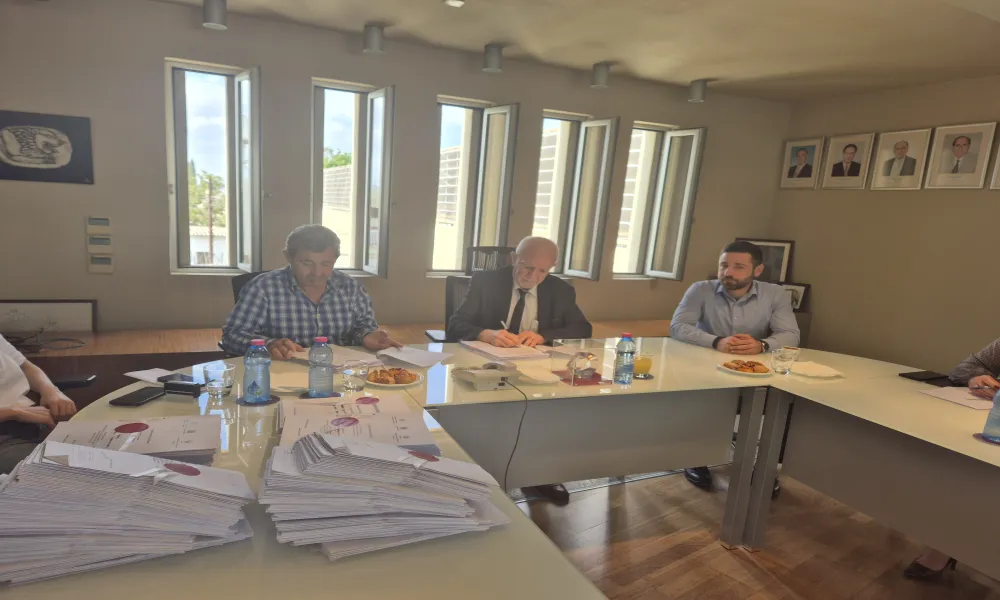 Ξεκινά η ανάπλαση της Κεντρικής Πλατείας της Αθηένου με έργο €4 εκατομμυρίων – Υπεγράφη η σύμβαση με τον εργολάβο