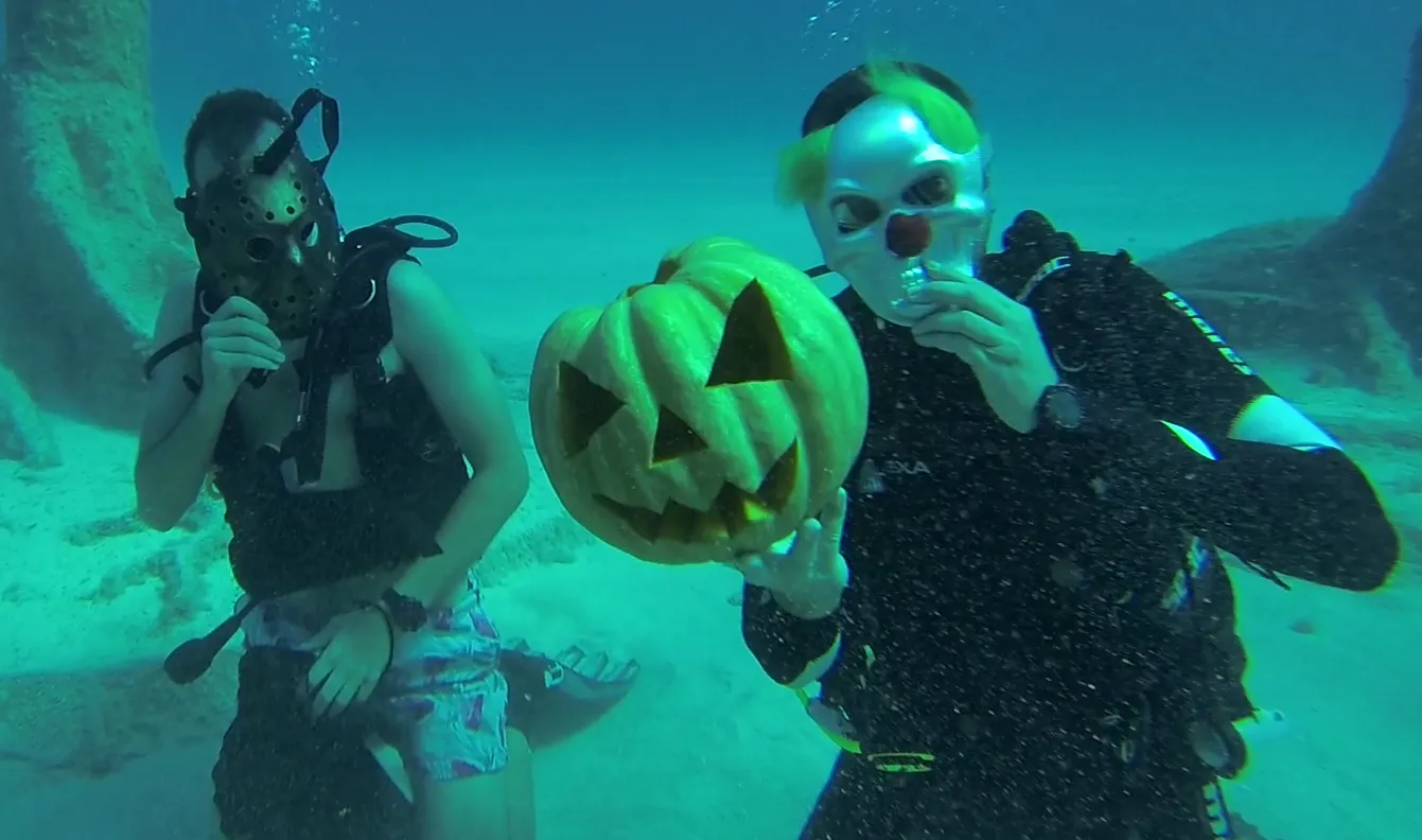 Trick or Treat στον βυθό: Δύτες γιόρτασαν υποβρύχια το Halloween στην Αγ. Νάπα