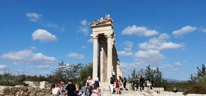 Ανάρμοστη συμπεριφορά τουριστών – Σκαρφάλωσαν στο ιερό του Απόλλωνα Υλάτη (φώτο)