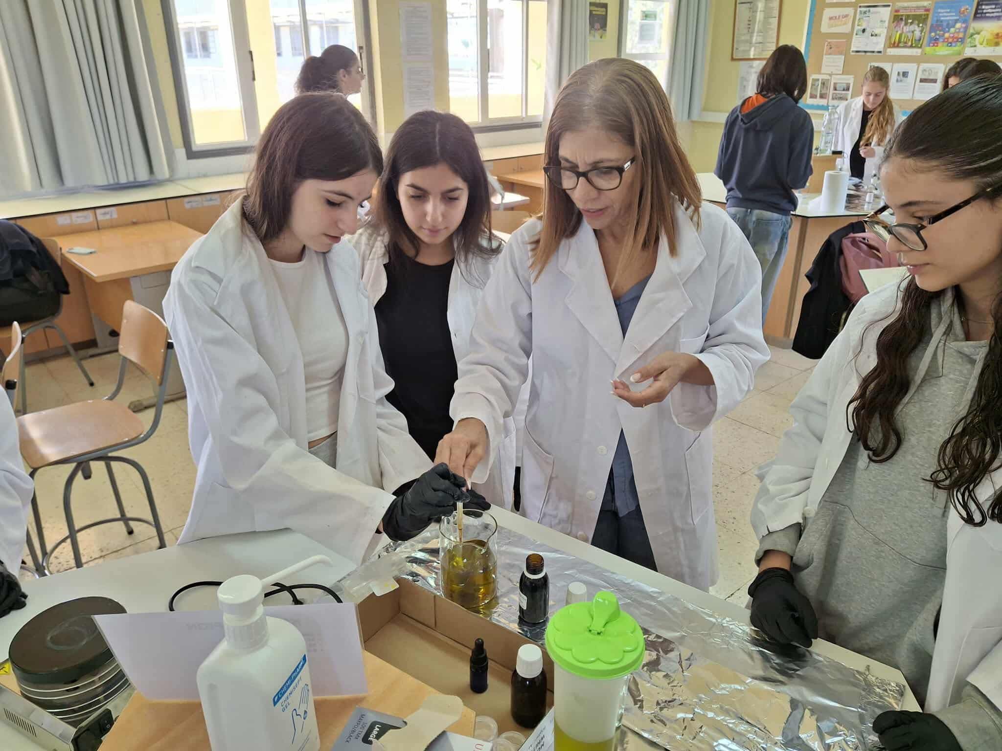 Στο Λύκειο Αγίου Γεωργίου Λάρνακας γιόρτασαν την Ημέρα του Mole (φώτο)