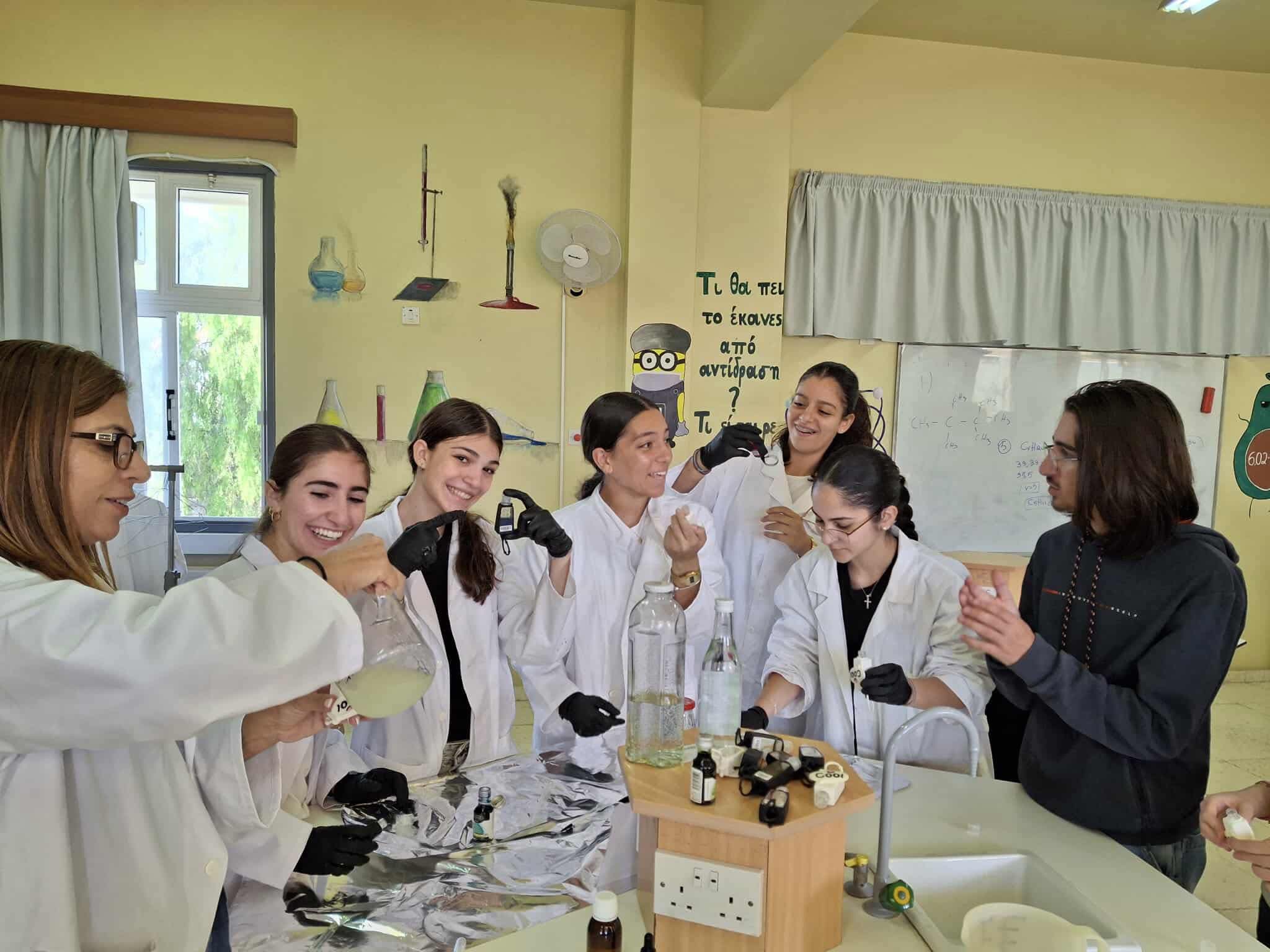 Στο Λύκειο Αγίου Γεωργίου Λάρνακας γιόρτασαν την Ημέρα του Mole  (φώτο)