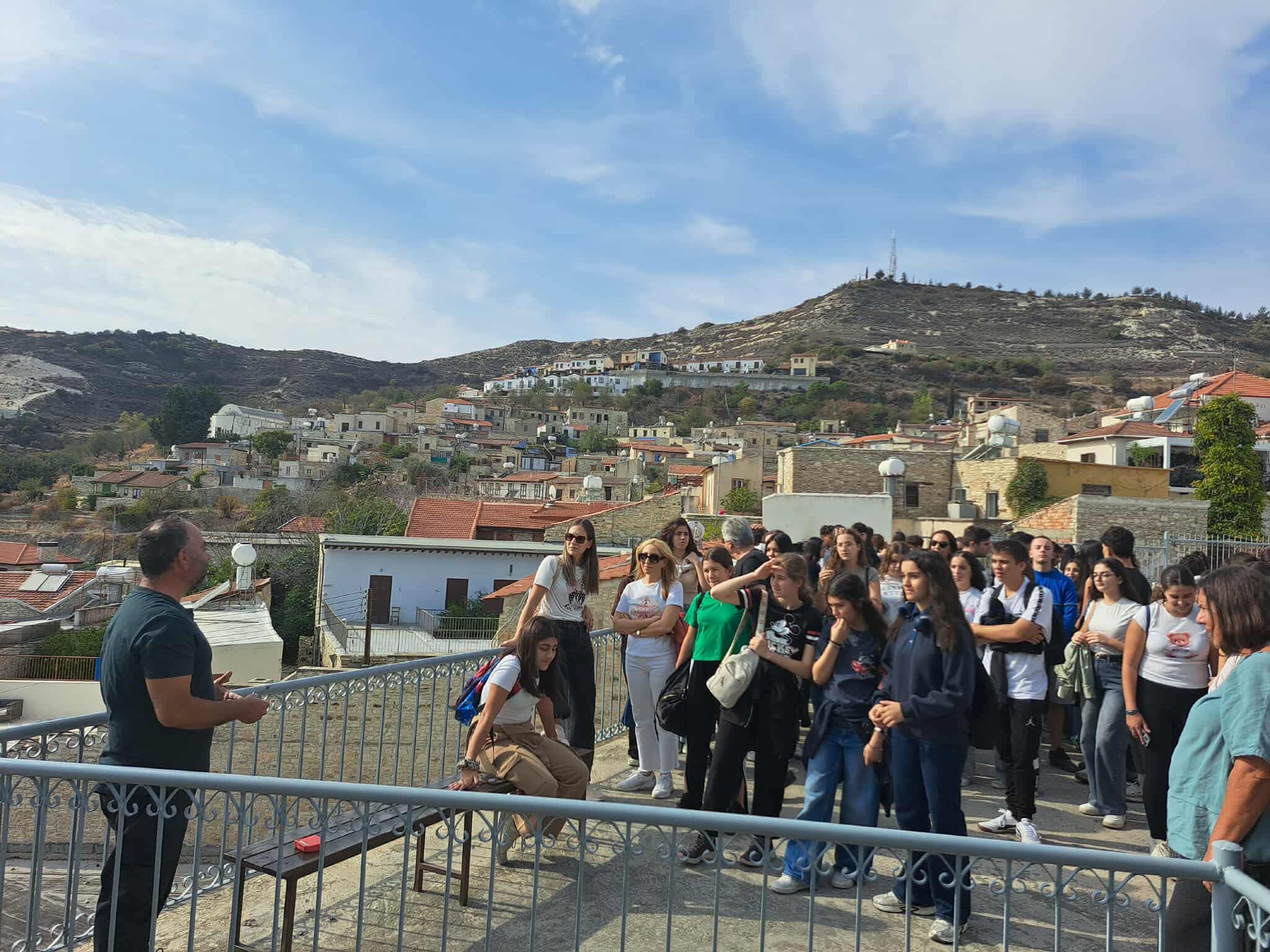 Οι μαθητές και οι μαθήτριες της Α’ Λυκείου Αγίου Γεωργίου Λάρνακας και του Μουσικού Γυμνασίου “Μίκης Θεοδωράκης” στα πανέμορφα Λεύκαρα (φώτο)