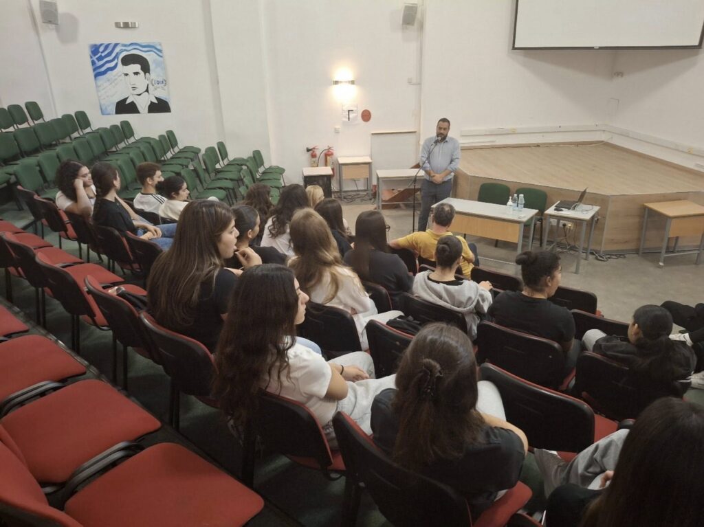 Διάλεξη στο Περιφερειακό Λύκειο Λιβαδιών από τον Επίτροπο του Πολίτη για το πρόγραμμα «Σχολείο Πρεσβευτής του Ευρωπαικού Κοινοβουλίου»