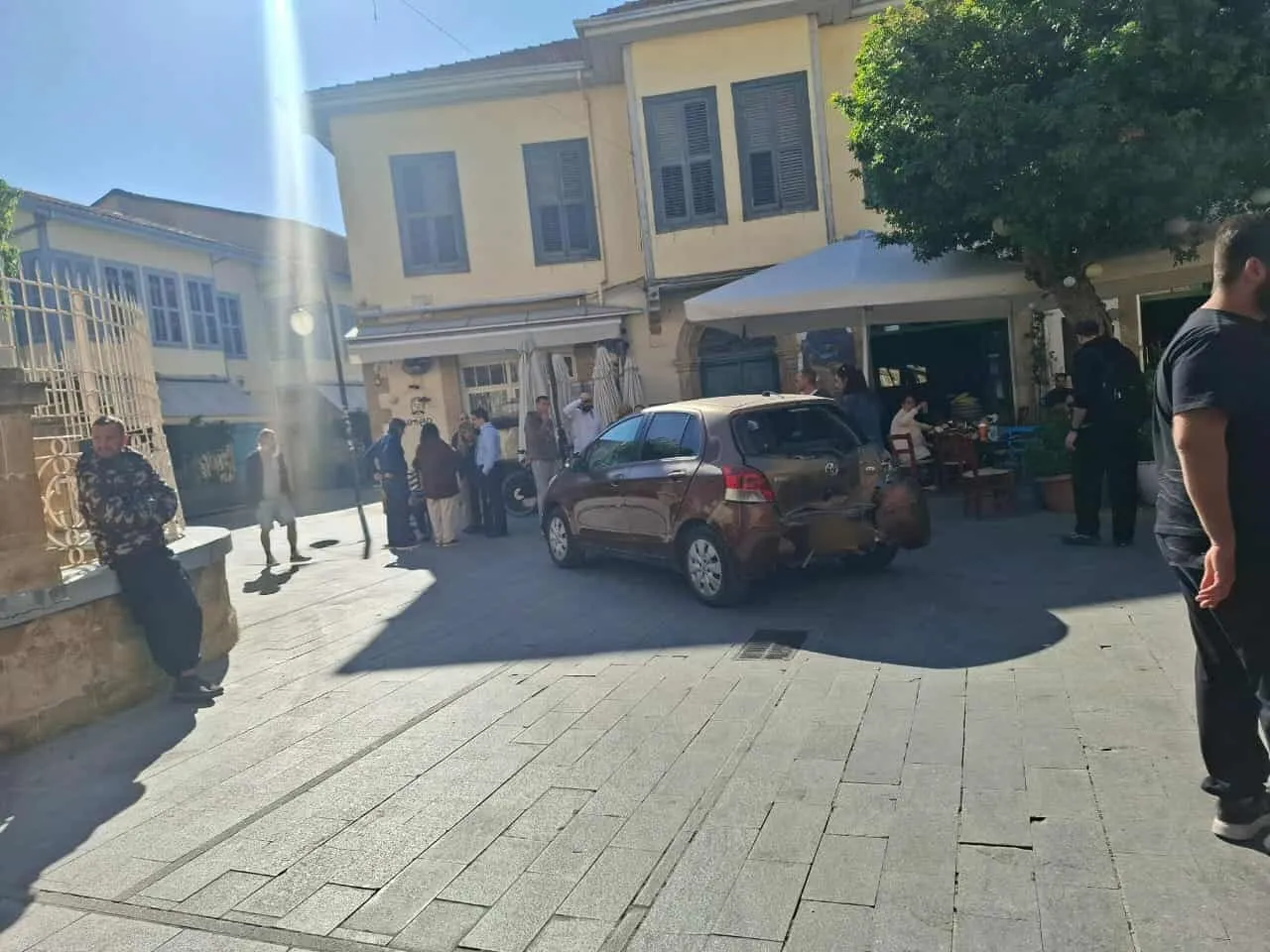 Παρολίγον τραγωδία στη Φανερωμένη – Χτύπησε με όπισθεν σε καφετέρια  (φώτο)