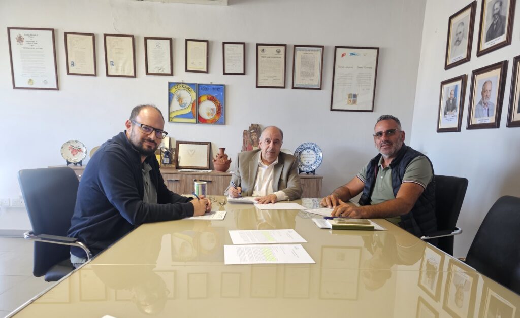 Υπεγράφη στο Δήμο Λευκάρων συμφωνία για εκτέλεση εργασιών καθαριότητας και κλαδεμάτων στο οδικό δίκτυο