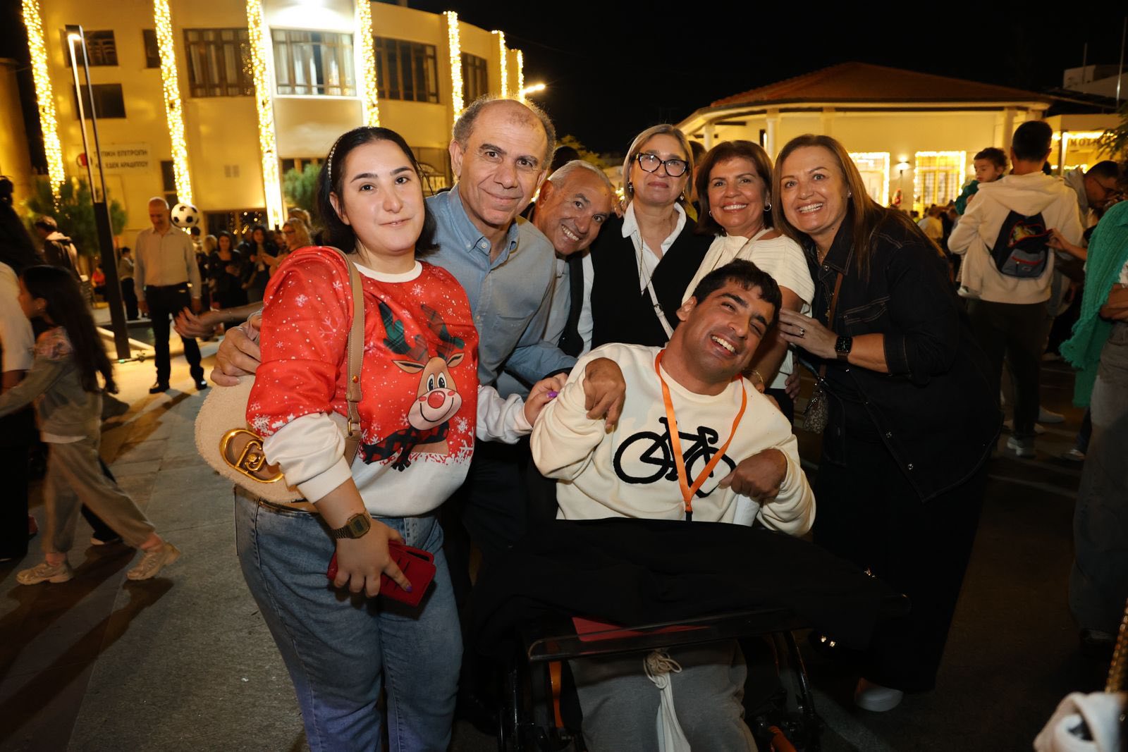 Βίντεο: Η Αραδίππου φόρεσε τα γιορτινά της: Λαμπερή φωταγώγηση με μήνυμα ενότητας και μουσική από τον Μάργαρη