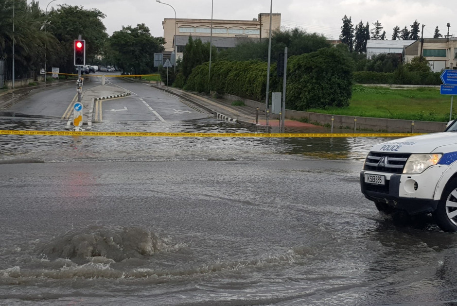 Πάνω από 60 κλήσεις στην Πυροσβεστική – Εγκλωβίστηκαν μαθητές σε λεωφορείο