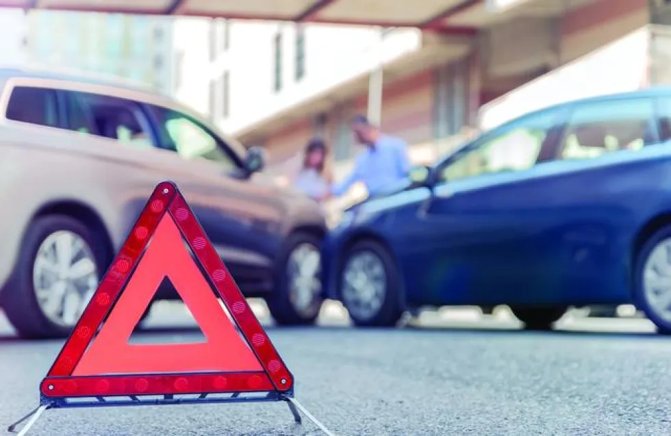 Αλαλούμ με τα μικροατυχήματα: O νόμος λέει «μετακινήστε», οι ασφαλιστικές «περιμένετε»