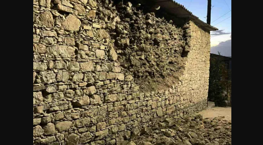 Κατέρρευσε οροφή ακατοίκητης οικίας από τον ισχυρό σεισμό