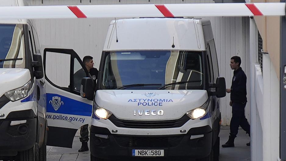 Ψάχνουν τι πήγε λάθος με το όπλο αστυνομικού που εκπυρσοκρότησε, ποια η κατάσταση του τραυματία – Διέταξε έρευνα ο Αρχηγός της Αστυνομίας