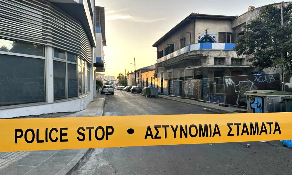 Άγρια συμπλοκή οπαδών με μολότοφ και κροτίδες έξω από το οίκημα του Απόλλωνα, λίγα 24ωρα πριν το ντέρμπι της Λεμεσού