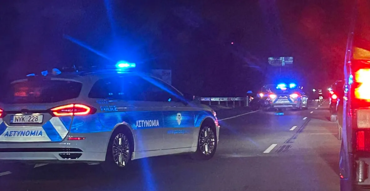 Ανατράπηκε όχημα μετά από σύγκρουση στον αυτο/δρομο – Στο νοσοκομείο δύο άτομα