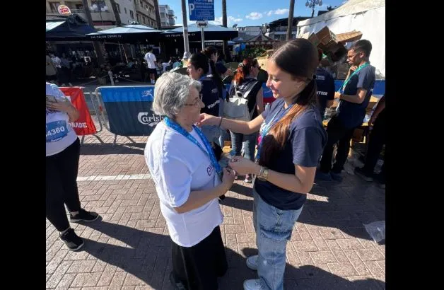 Μαραθώνιος: Συγκίνηση με 75χρονη δρομέα – Έτρεξε για τα άτομα με Αλτσχάιμερ