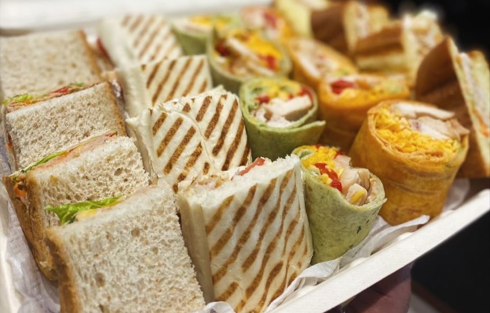 Γιορτάζεις τις επόμενες μέρες; Βρήκαμε το πιο νόστιμο sandwich platter