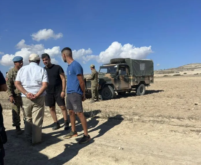 Με χάρτη στο χέρι κι αναφορές για «καινούργια σύνορα» οι Τούρκοι που εκδίωξαν τον Ε/κ γεωργό – Ο κοινοτάρχης Δένειας καλεί τα Ηνωμένα Έθνη να πάρουν «ξεκάθαρη θέση» για τις απανωτές προκλήσεις