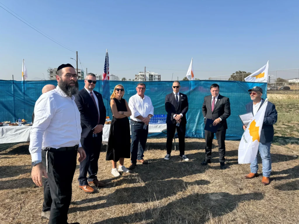 Λάρνακα: Υπό δρακόντεια μέτρα η δεντροφύτευση Ισραηλινών μετά τις αντιδράσεις  (φώτο)