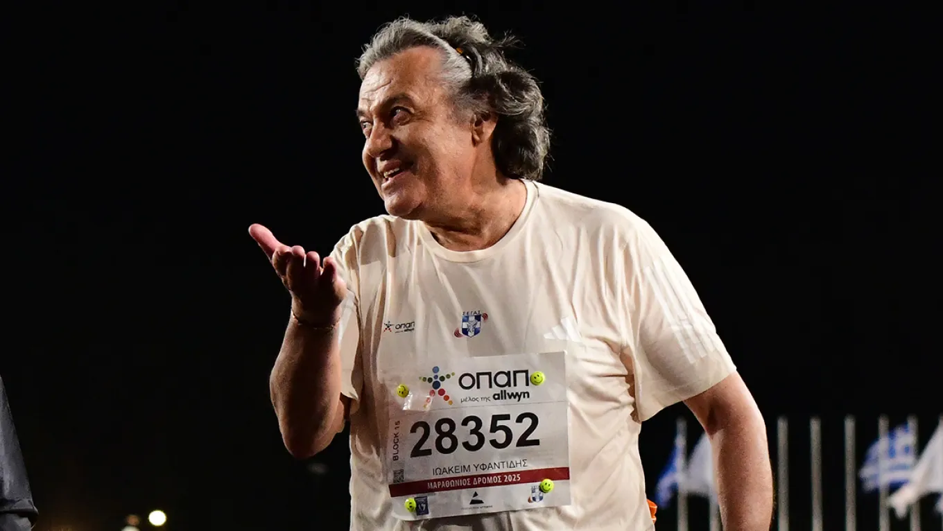 Μαραθώνιος-Αθήνα: Συγκίνηση και χειροκρότημα για τον τελευταίο δρομέα (βίντεο)