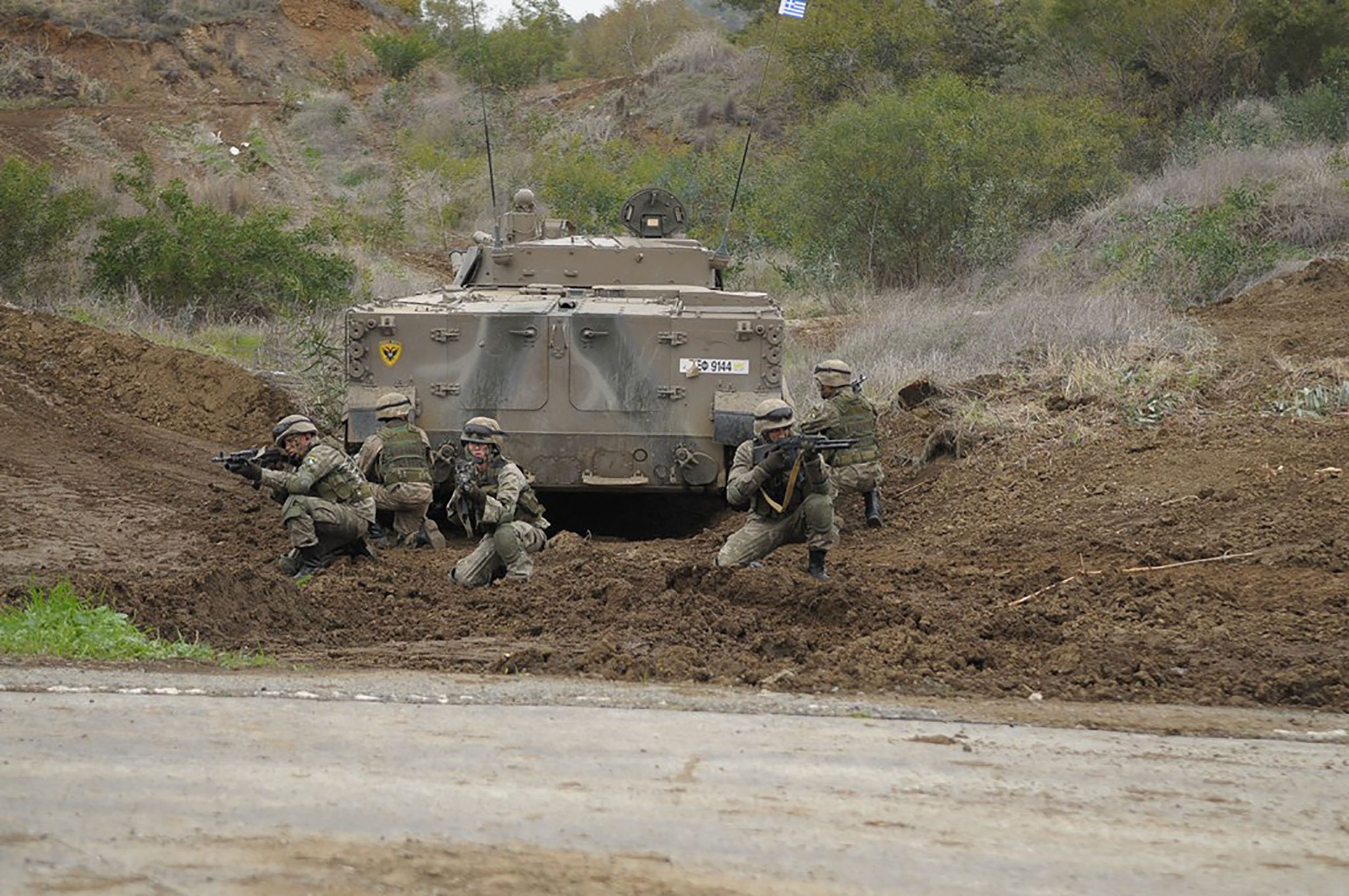 Ατύχημα στην Εθνική Φρουρά: Ανατράπηκε άρμα μάχης, δύο άτομα στο νοσοκομείο