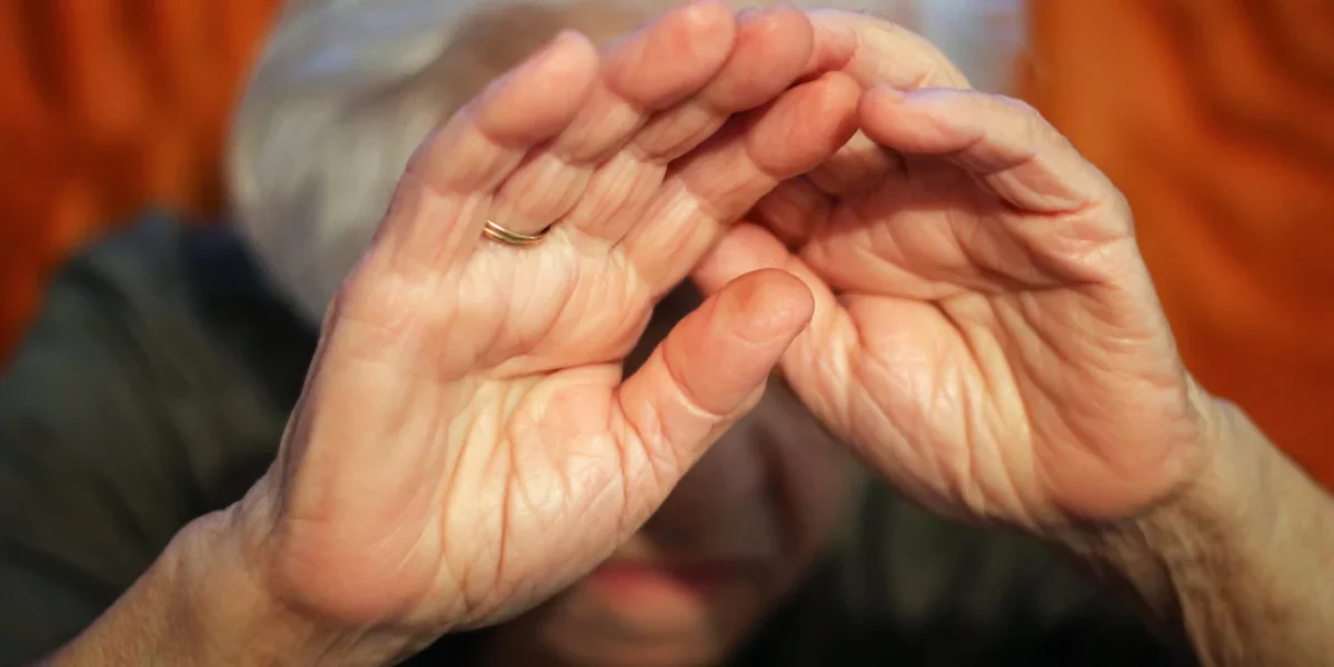 Σπίτια – κολαστήρια»: Καταγγελίες για κακοποιήσεις ηλικιωμένων στο Κωδικός 56