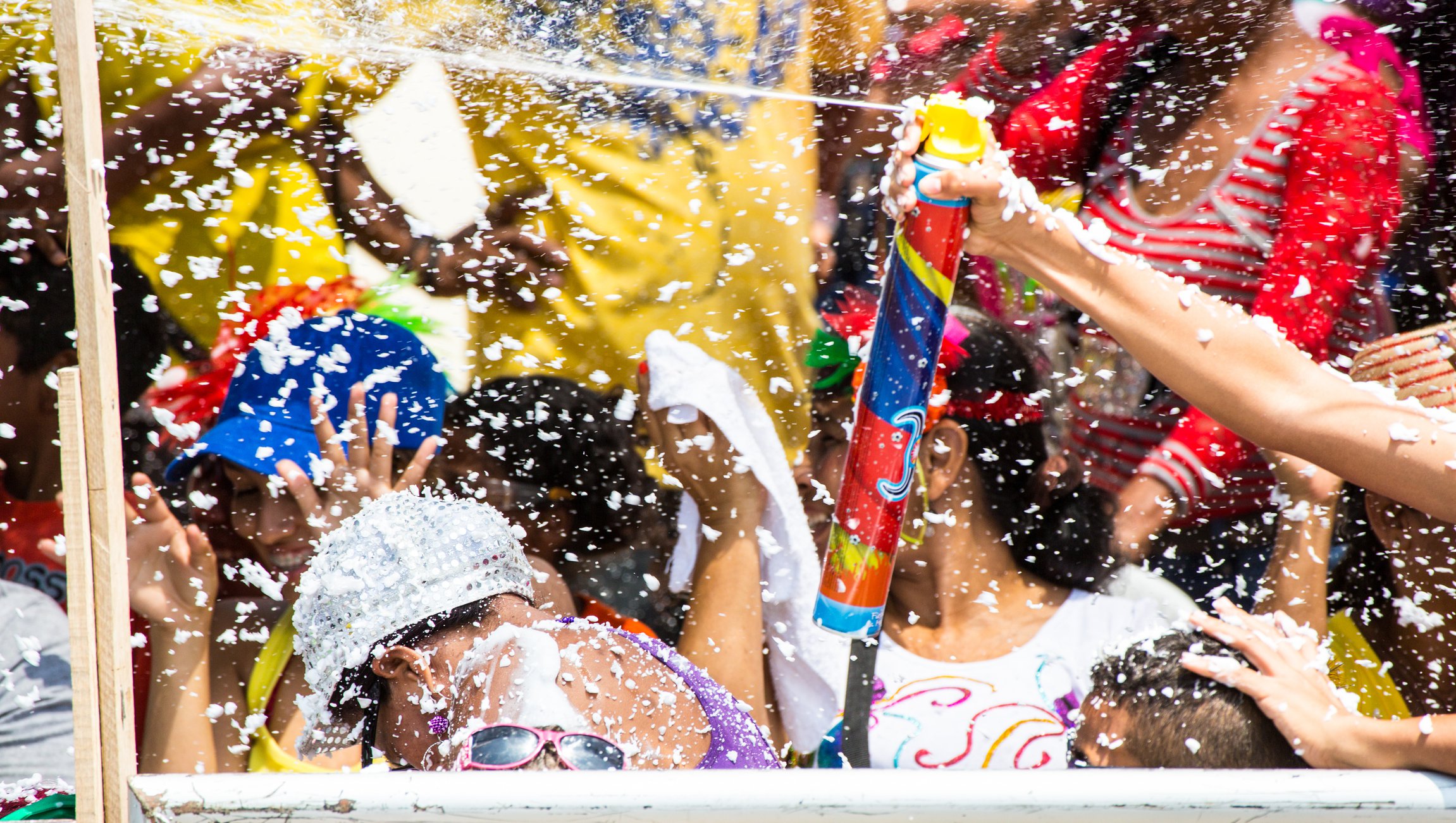 Συναγερμός για επικίνδυνα σπρέι στα καρναβάλια – Τοξικές ουσίες, έλλειψη ελέγχου