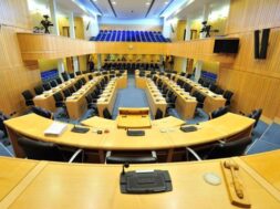 ichira-onomata-emeinan-ektos-voulis