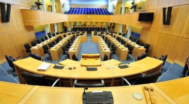 ichira-onomata-emeinan-ektos-voulis