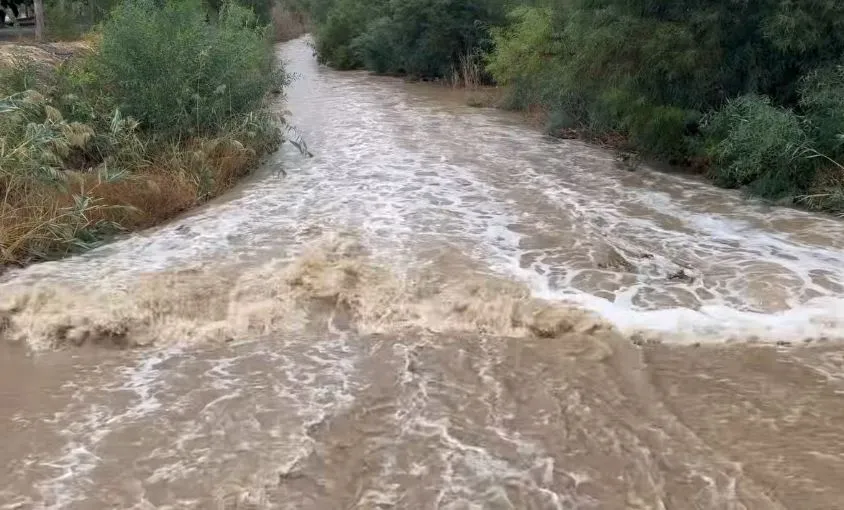 «Κατέβηκε» ο Πεδιαίος μετά τις καταρρακτώδεις βροχές στη Λευκωσία (βίντεο)