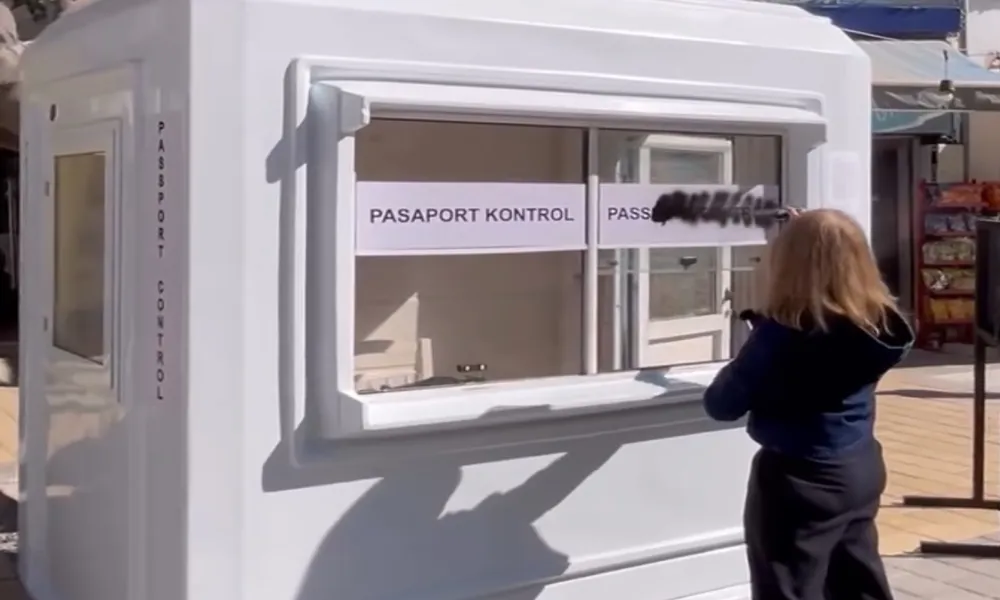 «No more passport control»: Η περφόρμανς της Çağla Meknuze στο κέντρο της κατεχόμενης Λευκωσίας (βίντεο)