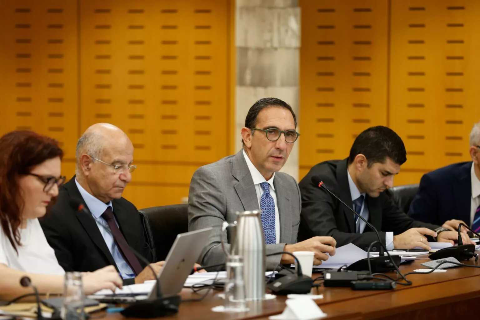 Κυρώσεις για γήπεδα γκολφ, προσιτή στέγη για χιλιάδες οικογένειες – Τι ξεκαθάρισε ο ΥΠΕΣ στη Βουλή