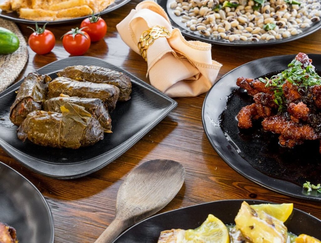 Απολαμβάνουμε σπιτικό φαγητό σε γνωστή ψησταριά στο χωριό