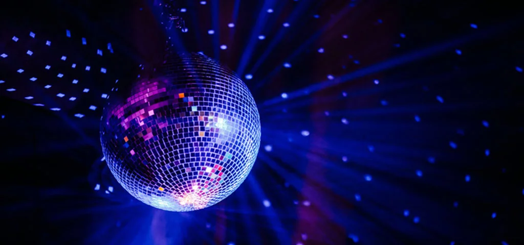 Ντισκοτέκ στο Ammos Beach Bar – Το απόλυτο ελληνικό ρετρό πάρτι επιστρέφει!