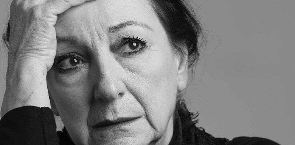 Η Μαρία Ζαχαρίου Καραπίττα μας μιλά για την θεατρική παραγωγή “Ευτυχία Παπαγιαννοπούλου: της θρυλικής στιχουργού που υπόσχεται πολλά” (βίντεο – φώτο)