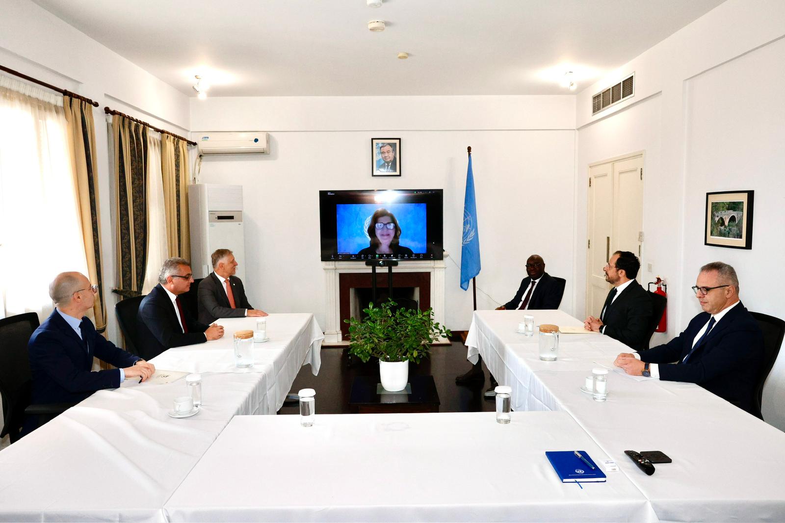 Μέσω τηλεδιάσκεψης η Μαρία Άνχελα Ολγίν στην πρώτη συνάντηση Χριστοδουλίδη-Έρχιουρμαν – Με σημαία του ψευδοκράτους έφτασε ο Έρχιουρμαν