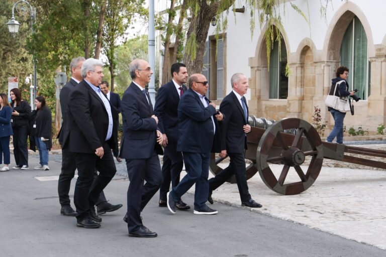 Με «μισή καρδιά» υπέγραψαν την καταρχήν συμφωνία για την ΑΤΑ οι κοινωνικοί εταίροι