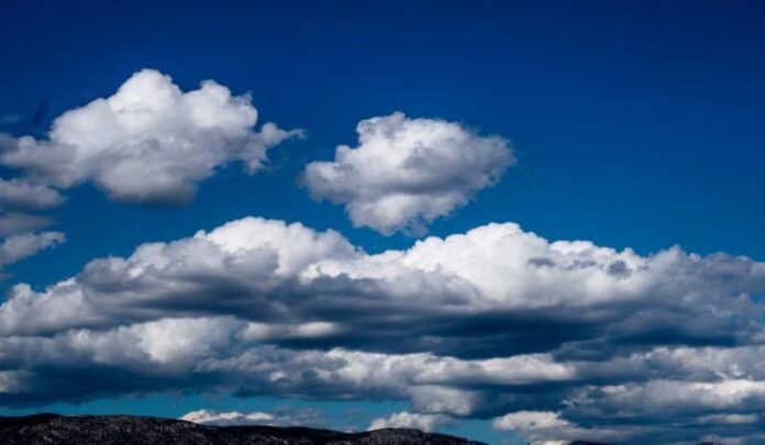 Συννεφιασμένο το μενού με μεμονωμένες βροχές – Αναλυτικά η πρόγνωση