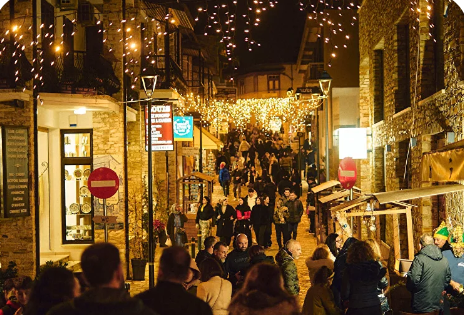 «Φόρεσαν» τα γιορτινά τους τα χριστουγεννιάτικα χωριά της Κύπρου (βίντεο – φώτο)