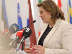 ΥΠΟΥΡΓΟΣ ΠΑΙΔΕΙΑΣ 1