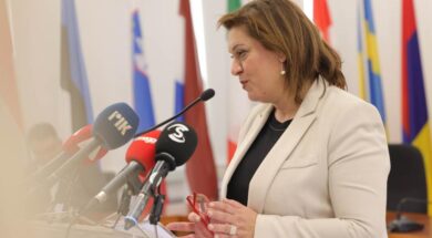 ΥΠΟΥΡΓΟΣ ΠΑΙΔΕΙΑΣ 1