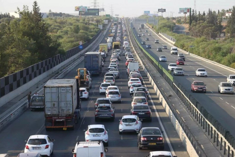 Πυκνή τροχαία κίνηση στον αυτο/δρομο Λεμεσού – Λευκωσίας λόγω βλάβης σε φορτηγό