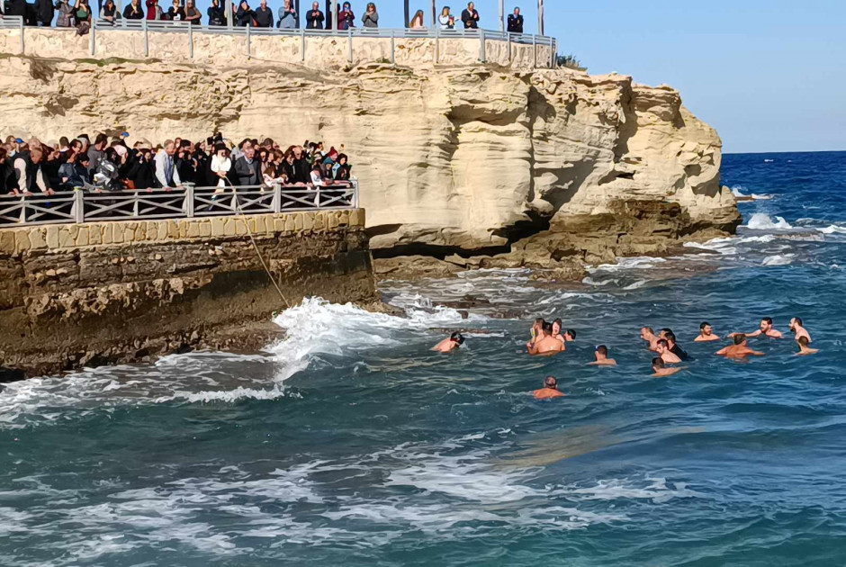 &Lambda;&epsilon;&iota;&tau;&omicron;&upsilon;&rho;&gamma;ί&alpha; &sigma;&tau;&eta;&nu; &kappa;&alpha;&tau;&epsilon;&chi;ό&mu;&epsilon;&nu;&eta; &Alpha;&gamma;ί&alpha; &Tau;&rho;&iota;ά&delta;&alpha; &tau;&alpha; &Theta;&epsilon;&omicron;&phi;ά&nu;&epsilon;&iota;&alpha;