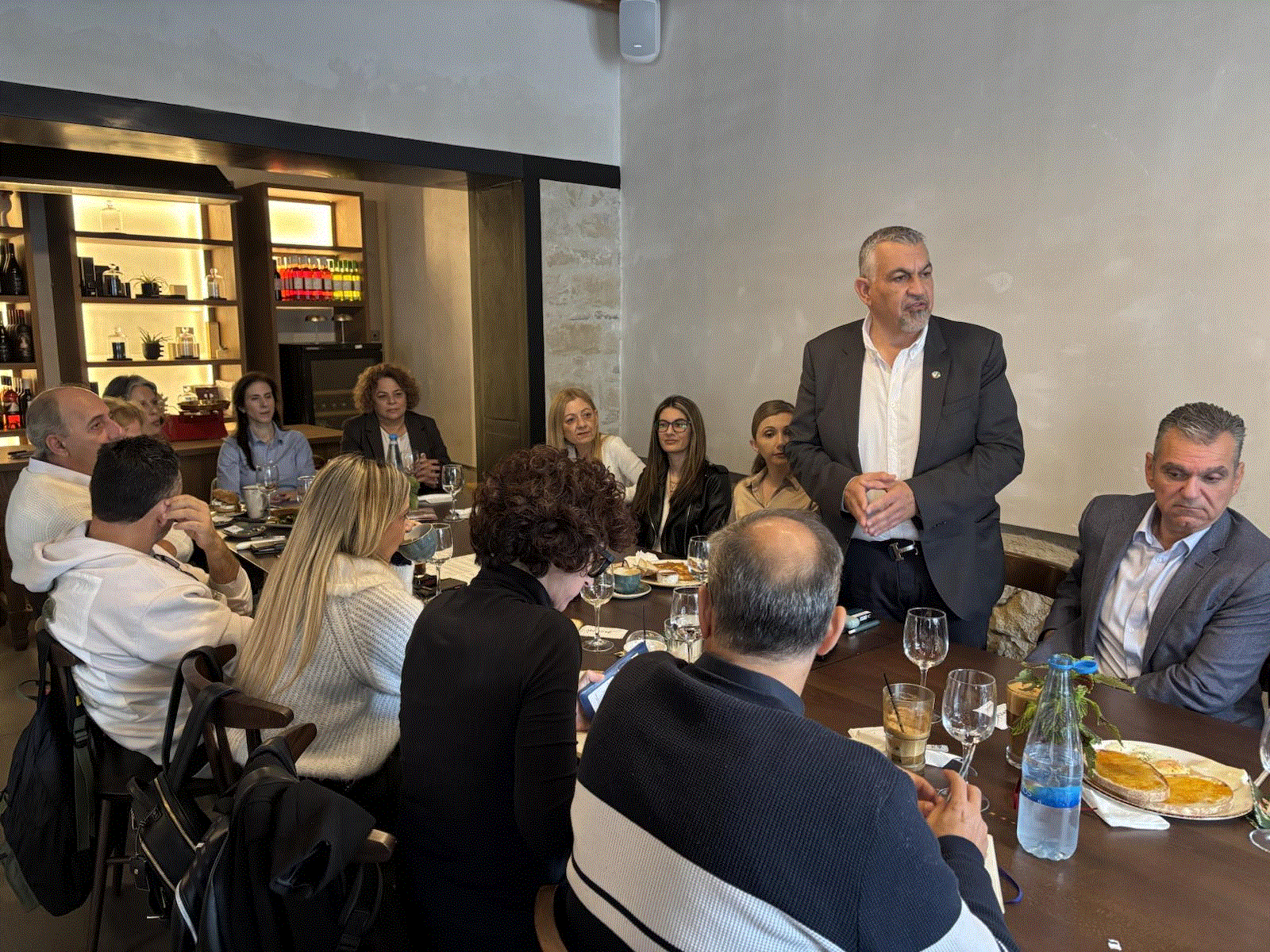 &Sigma;&upsilon;&nu;ά&nu;&tau;&eta;&sigma;&eta; &tau;&omicron;&upsilon; &Pi;&rho;&omicron;έ&delta;&rho;&omicron;&upsilon; &tau;&omicron;&upsilon; &Epsilon;&Omicron;&Alpha; &Lambda;ά&rho;&nu;&alpha;&kappa;&alpha;&sigmaf; &kappa;. Ά&gamma;&gamma;&epsilon;&lambda;&omicron;&upsilon; &Chi;&alpha;&tau;&zeta;&eta;&chi;&alpha;&rho;&alpha;&lambda;ά&mu;&pi;&omicron;&upsilon;&sigmaf; &mu;&epsilon; &delta;&eta;&mu;&omicron;&sigma;&iota;&omicron;&gamma;&rho;ά&phi;&omicron;&upsilon;&sigmaf; (&phi;ώ&tau;&omicron;)