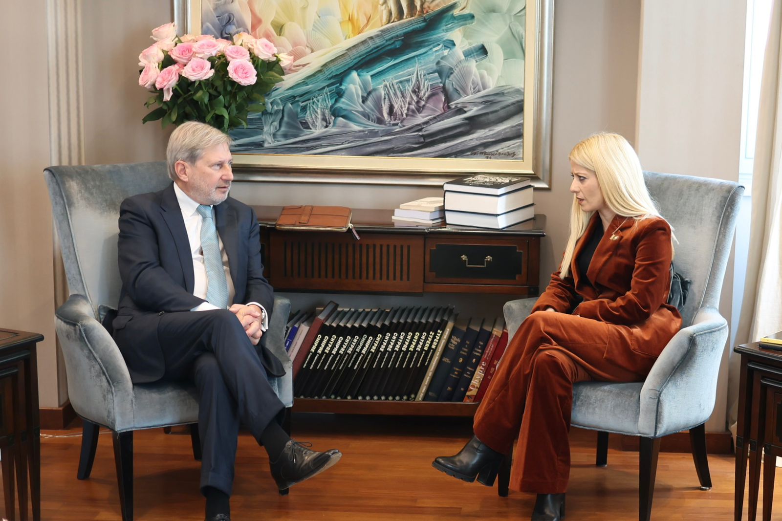 &Sigma;&upsilon;&nu;ά&nu;&tau;&eta;&sigma;&eta; &Alpha;&nu;&nu;ί&tau;&alpha;&sigmaf; &Delta;&eta;&mu;&eta;&tau;&rho;ί&omicron;&upsilon; &mu;&epsilon; &epsilon;&iota;&delta;&iota;&kappa;ό &alpha;&pi;&epsilon;&sigma;&tau;&alpha;&lambda;&mu;έ&nu;&omicron; &tau;&eta;&sigmaf; &Epsilon;&upsilon;&rho;&omega;&pi;&alpha;ϊ&kappa;ή&sigmaf; &Epsilon;&pi;&iota;&tau;&rho;&omicron;&pi;ή&sigmaf; &gamma;&iota;&alpha; &tau;&omicron; &Kappa;&upsilon;&pi;&rho;&iota;&alpha;&kappa;ό &kappa;. &Gamma;&iota;&omicron;&chi;ά&nu;&epsilon;&sigmaf; &Chi;&alpha;&nu;