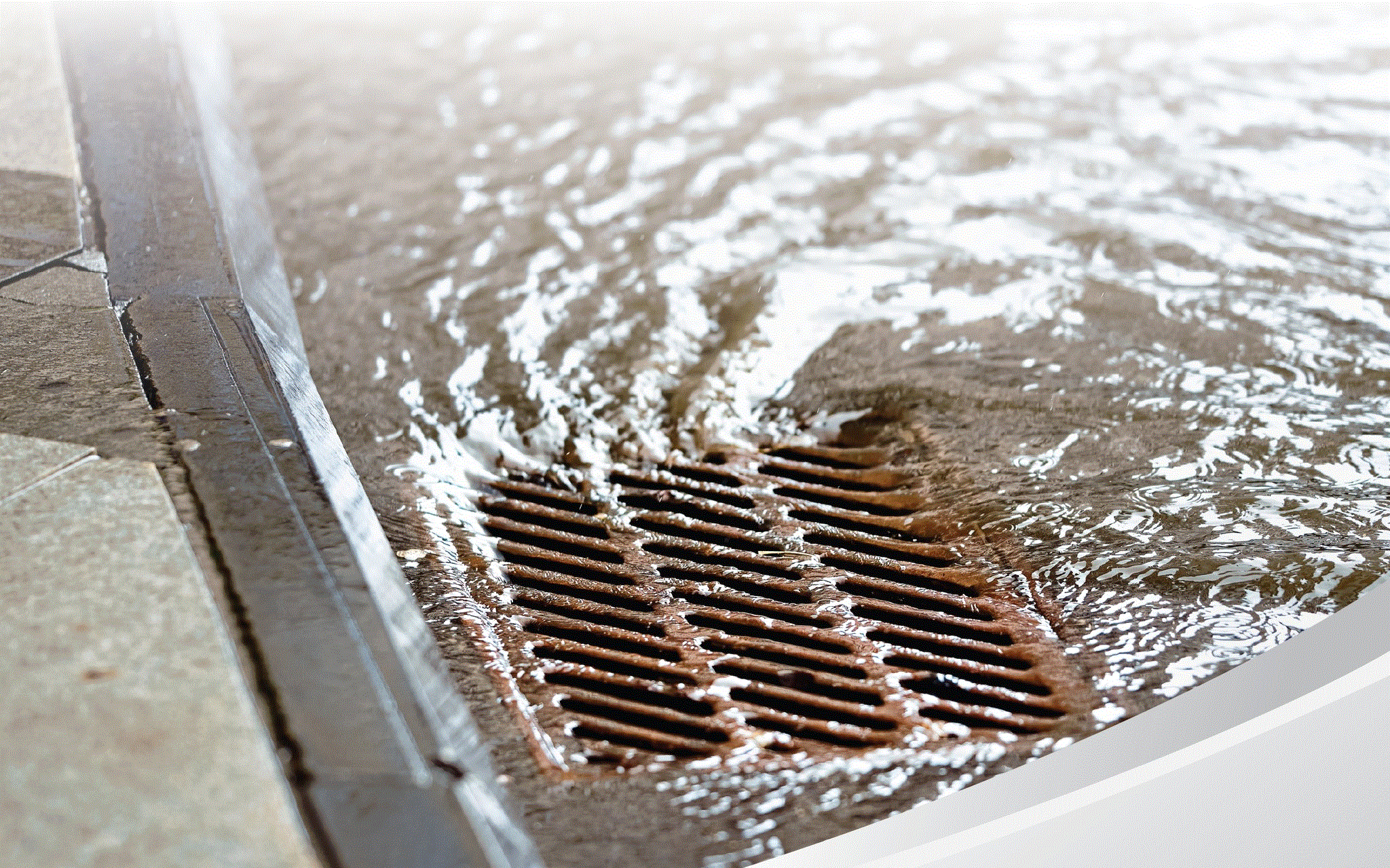 Τα συνεργεία του ΕΟΑ Λάρνακας και του Δήμου Λάρνακας βρίσκονται σε διαδικασία καθαρισμού σχαρών και επανελέγχο