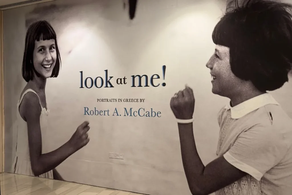 Το Περιφερειακό Γυμνάσιο και Λύκειο Λευκάρων, σε συνεργασία με τη Λεβέντειο Πινακοθήκη και τον Δήμο Λευκάρων, φιλοξενούν την έκθεση πορτρέτων του Robert McCabe, «Look at me», στο Συνεδριακό Κέντρο Λευκάρων (βίντεο)