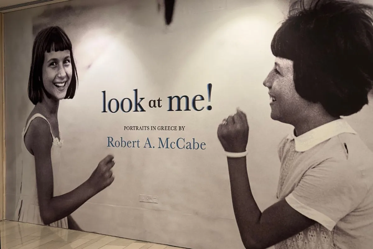 Το Περιφερειακό Γυμνάσιο και Λύκειο Λευκάρων, σε συνεργασία με τη Λεβέντειο Πινακοθήκη και τον Δήμο Λευκάρων, φιλοξενούν την έκθεση πορτρέτων του Robert McCabe, «Look at me», στο Συνεδριακό Κέντρο Λευκάρων (βίντεο)