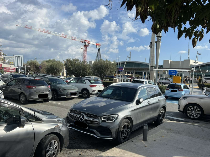 Αεροδρόμιο Λάρνακας: Το αδιαχώρητο με το χώρο στάθμευσης – Πολίτες αφήνουν τα αυτοκίνητα τους όπου βρουν