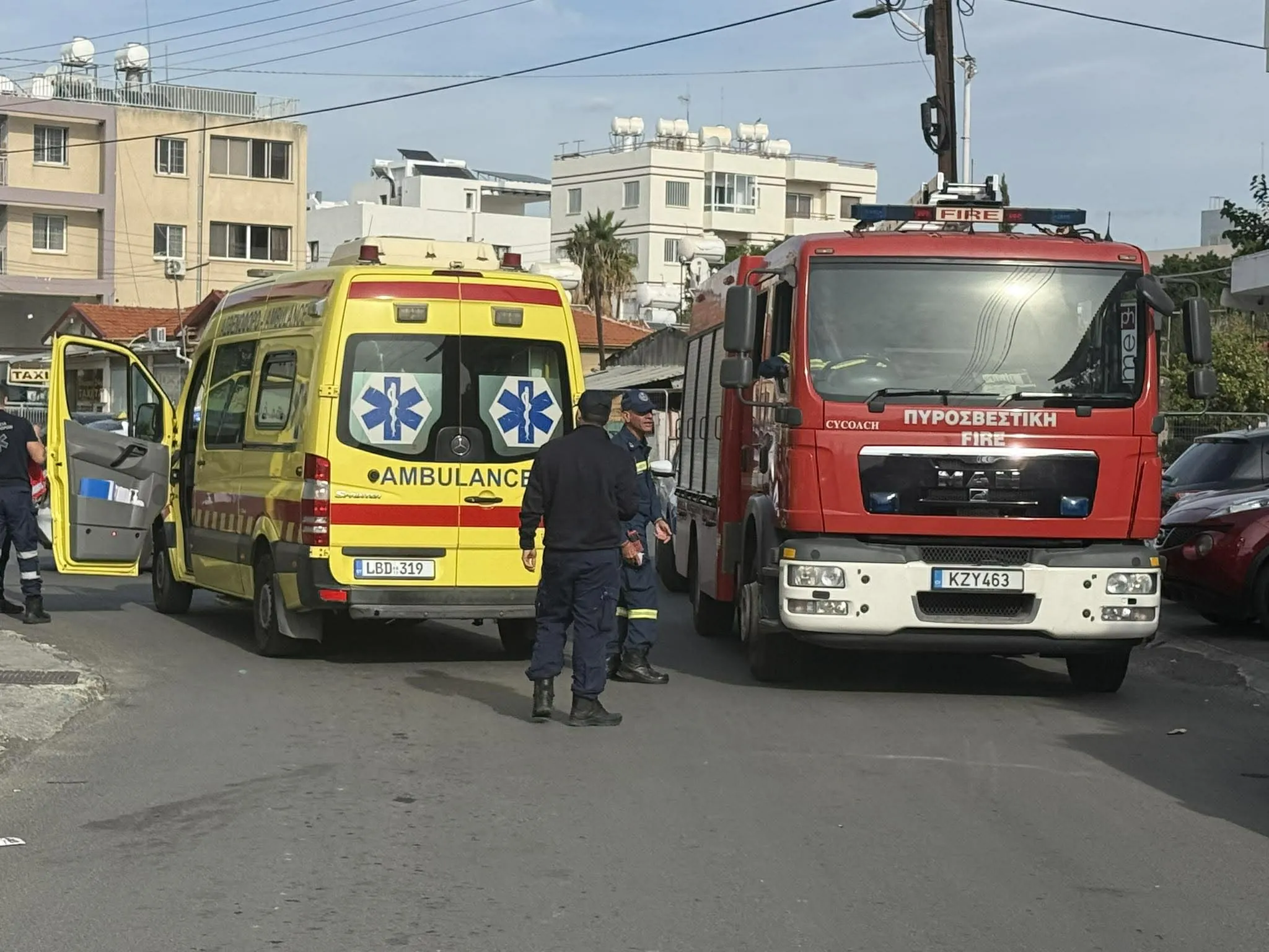 Γυναίκα κλείστηκε σπίτι της στη Λεμεσό και απειλεί να το ανατινάξει λόγω έξωσης (φώτο)